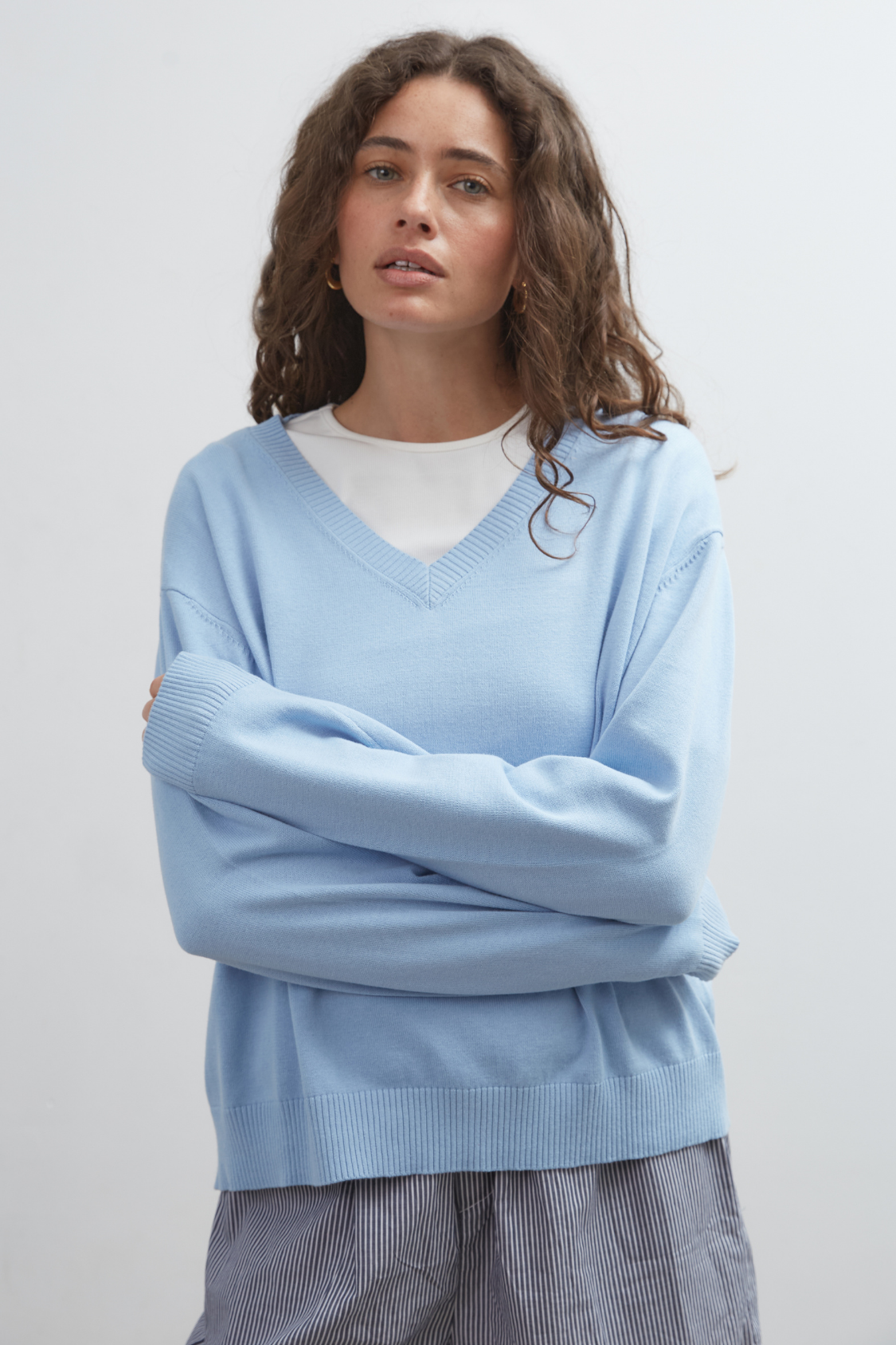Commonplace - Studio Cotton V-Neck - Sky