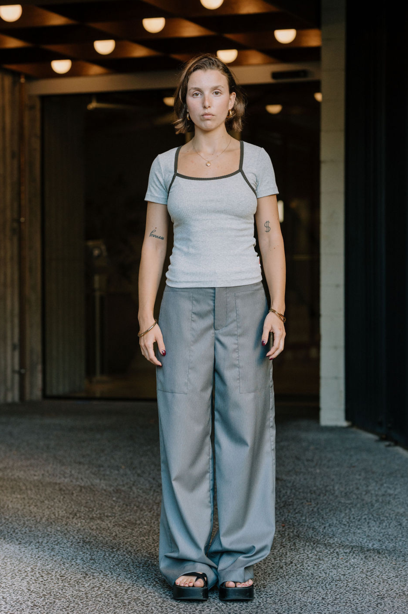 Annie - Juni Ribbed Contrast Tee - Grey/Khaki