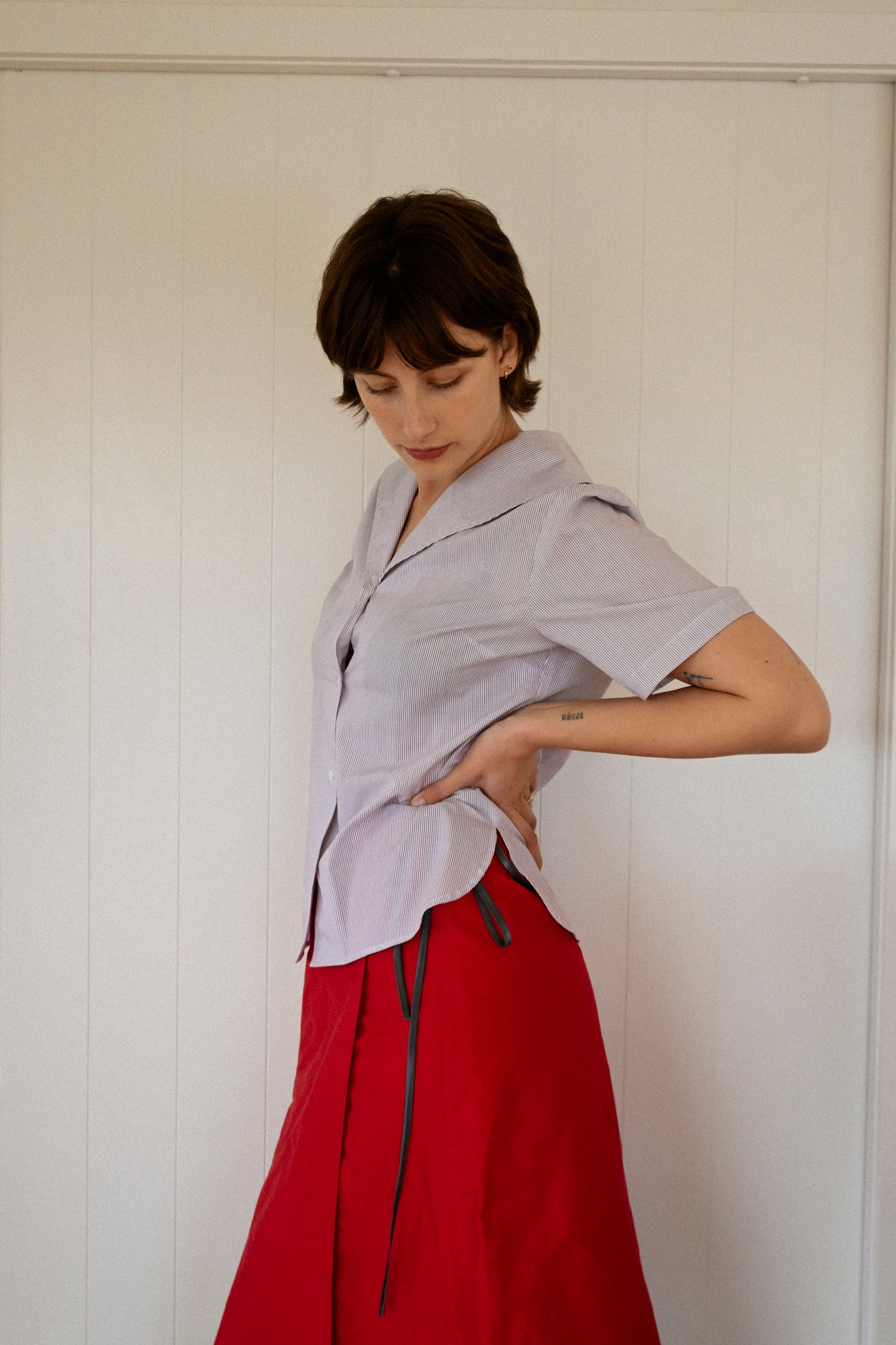 ANNIE - Fold Blouse - Red/Blue Pinstripe
