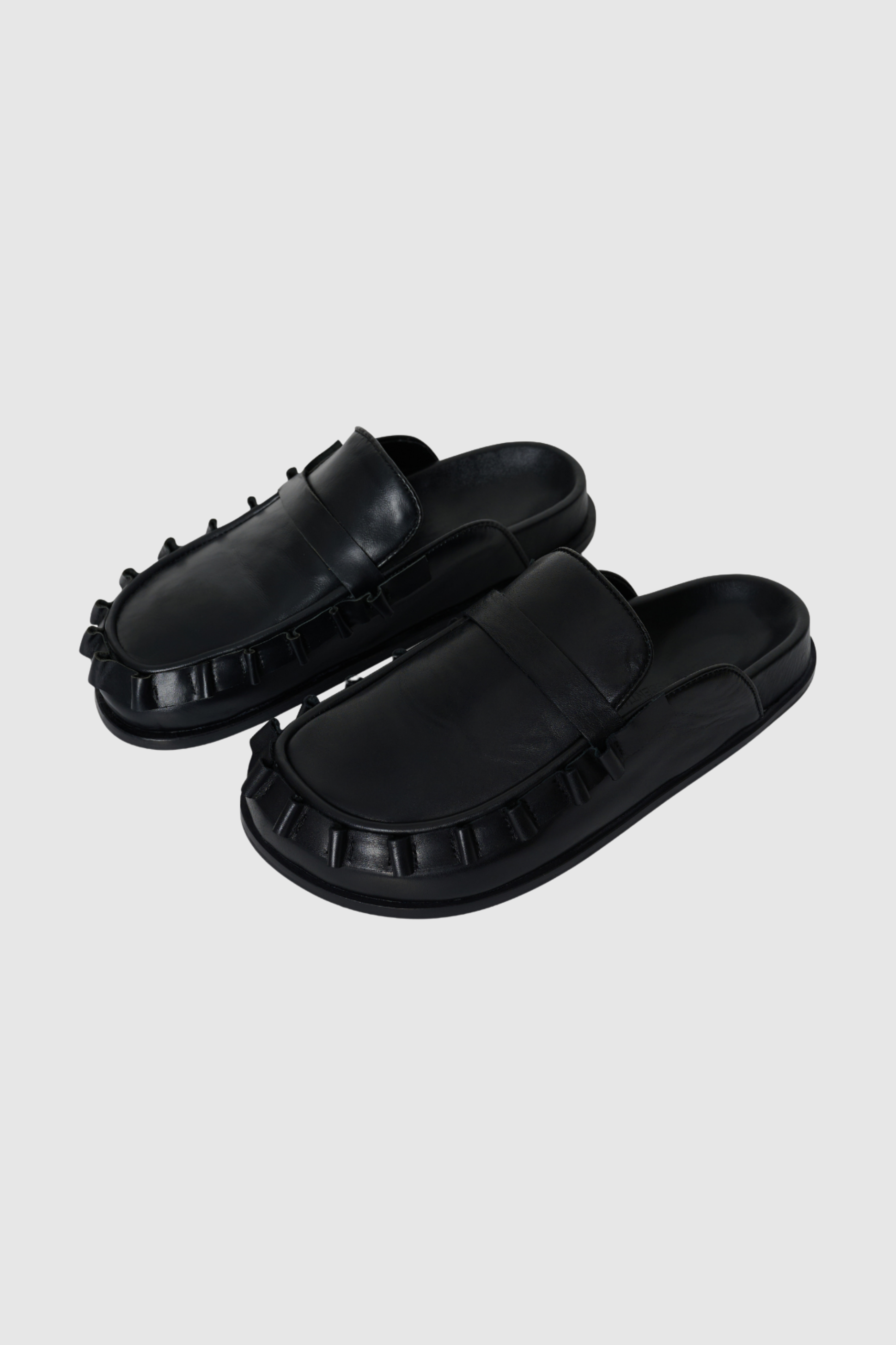 Commonplace Essentials - Malibu Frilly Mule - Black