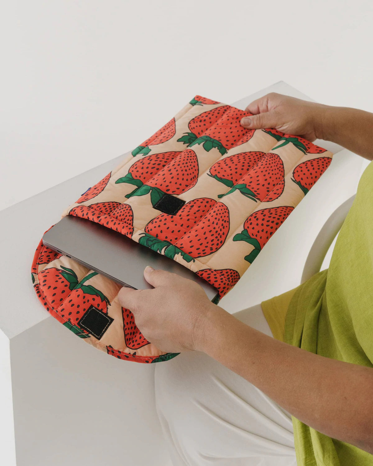 Baggu Puffy Laptop Sleeve 16" - Strawberry